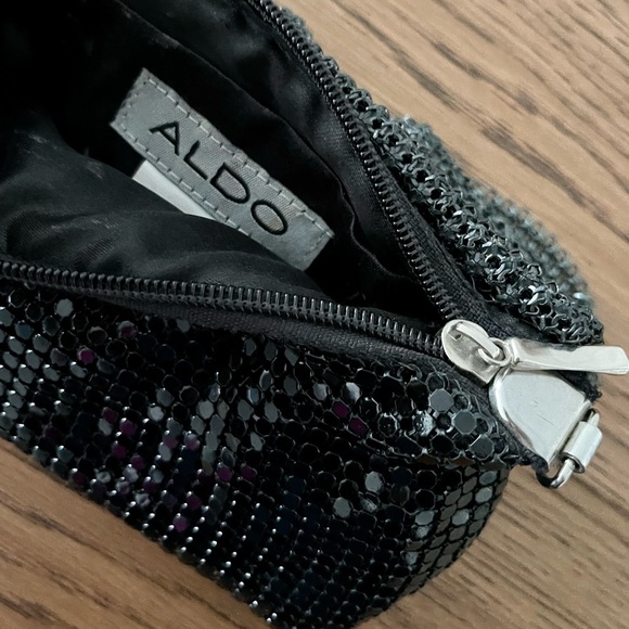 Light weight black metal mesh clutch - Picture 5 of 6